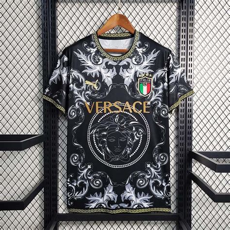 maglia ztampa versace|Copricapi in maglia Versace, Autunno/Inverno 2024 .